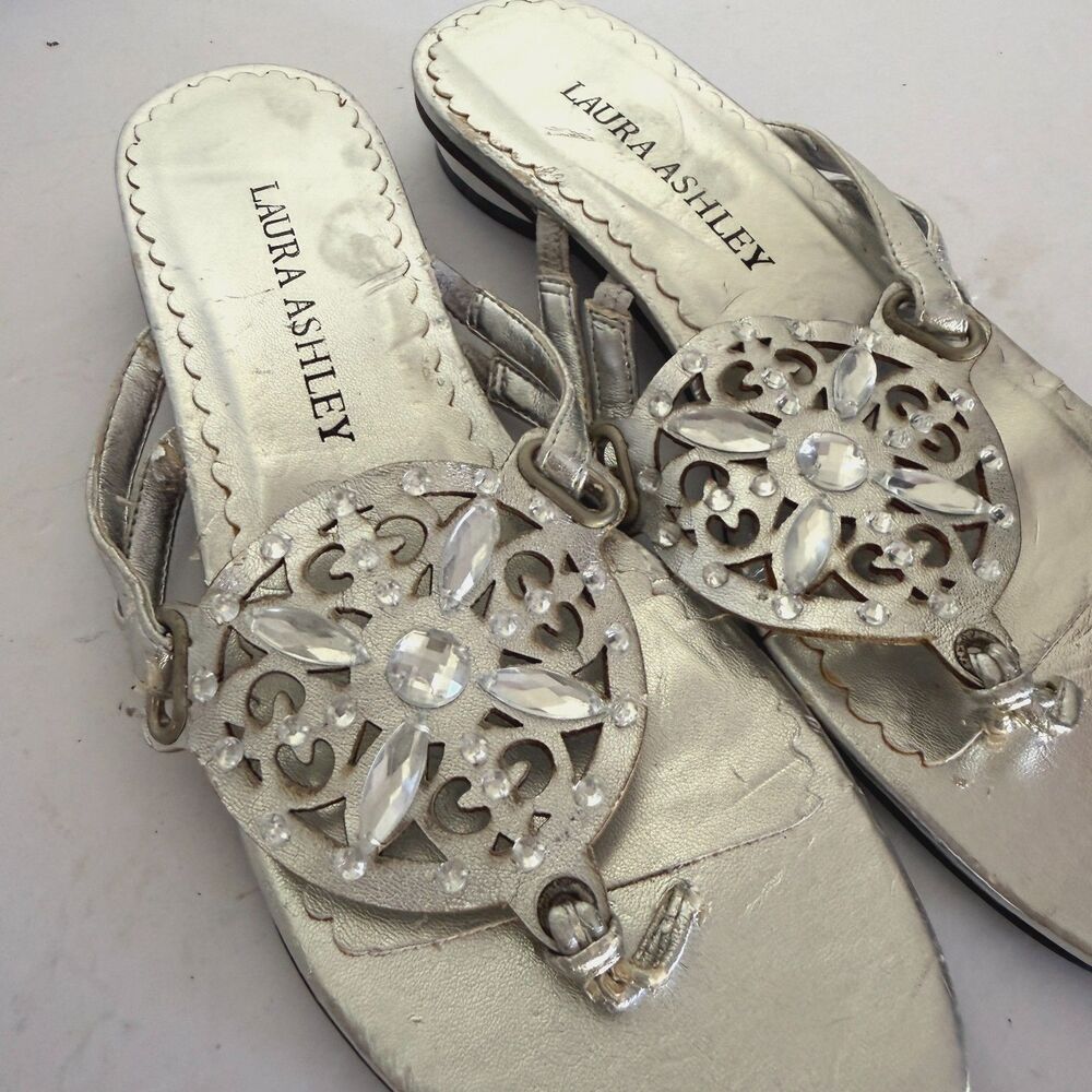 Laura Ashley, Silver Metallic Medallion Thong Sandal, 8 Y2K Summer McBLing